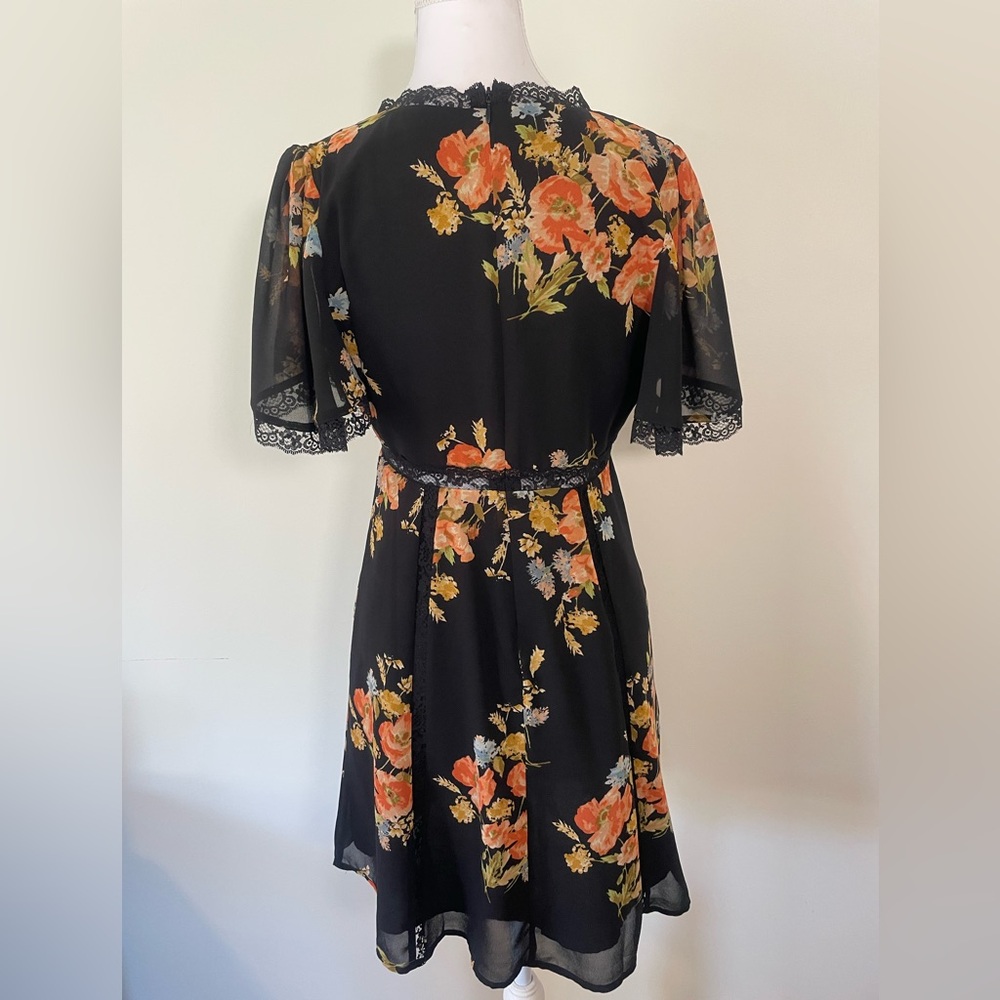 Black Floral‎ Laced Mini V- Neck Dress - Picture 4 of 9